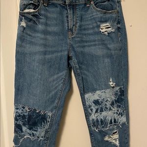 Loose fitting Boyfriend jeans. With light and dark blue patches on the knees